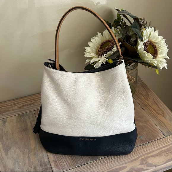 Michael Kors Large Kip Bucket Bag in Navy and White/Ecru✨ - Picture 14 of 15